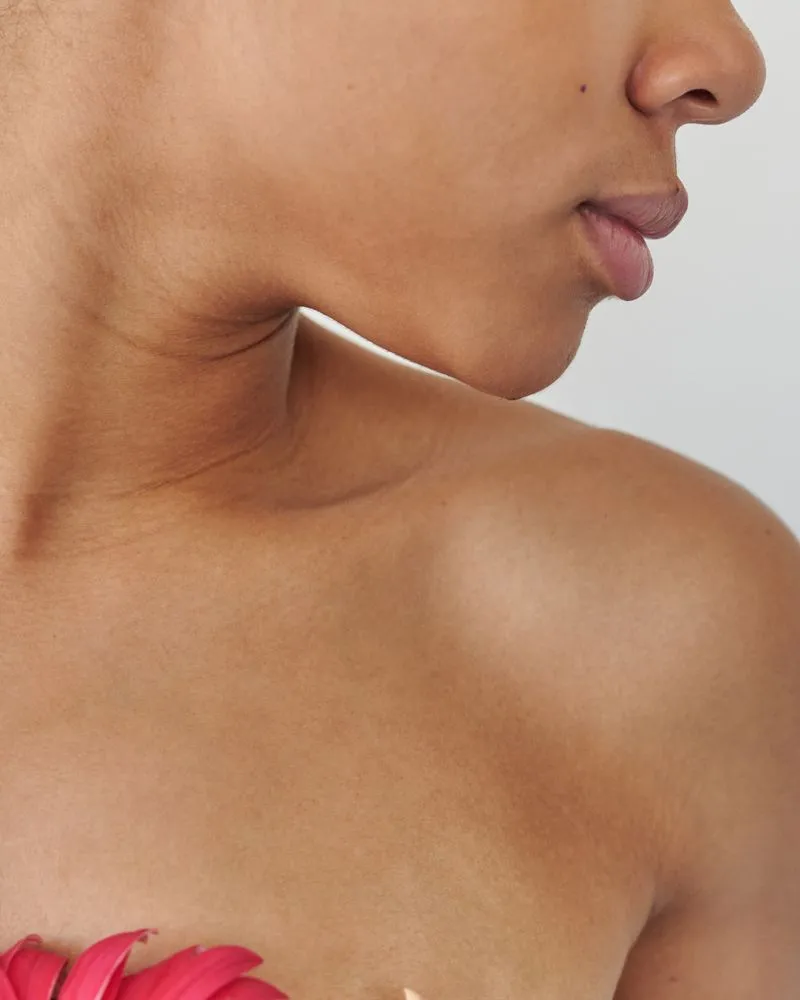 Profil d'une femme, épaule et cou dans une lumière naturelle